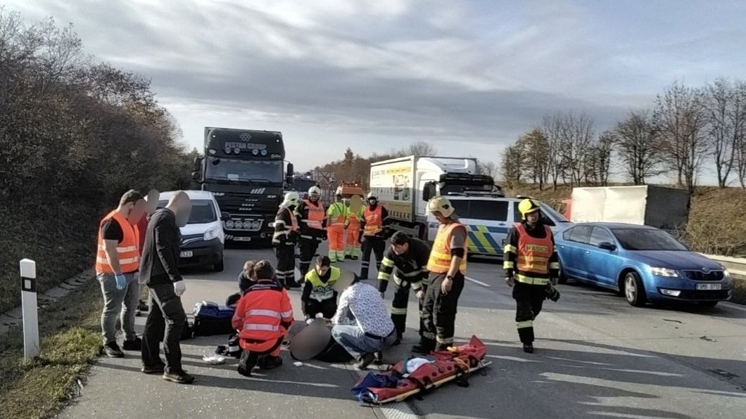 Dvě auta v sobě kvůli chodci na dálnici u Olomouce, tři zranění